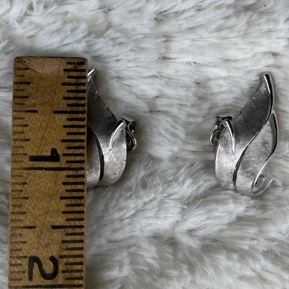 Vtg Trifari Crown Silver Tone Feather Leaf Clip On Earrings MCM Pin Up 70s NWOT